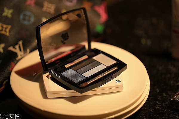 眼影顏色搭配技巧 一學(xué)就會的日常眼妝 眼影顏色搭配技巧 一學(xué)就會的日常眼妝