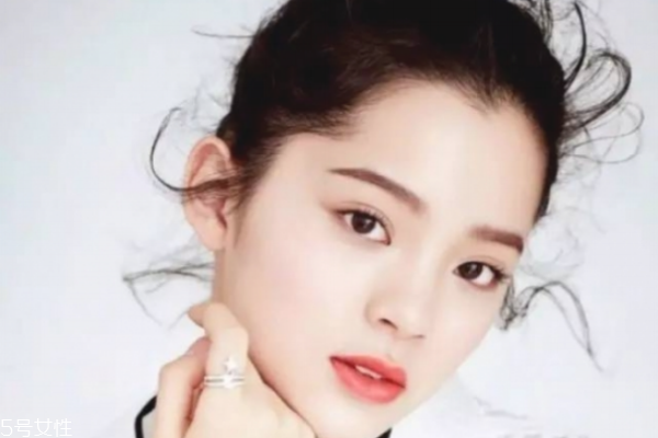 簡(jiǎn)單裸妝淡妝怎么畫(huà) 裸妝眼影的畫(huà)法