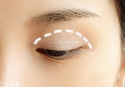 簡(jiǎn)單裸妝淡妝怎么畫(huà) 裸妝眼影的畫(huà)法