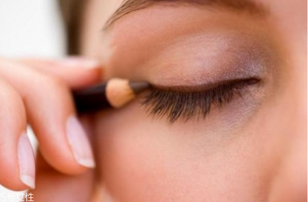 簡(jiǎn)單裸妝淡妝怎么畫(huà) 裸妝眼影的畫(huà)法