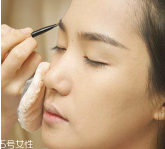 簡(jiǎn)單裸妝淡妝怎么畫(huà) 裸妝眼影的畫(huà)法