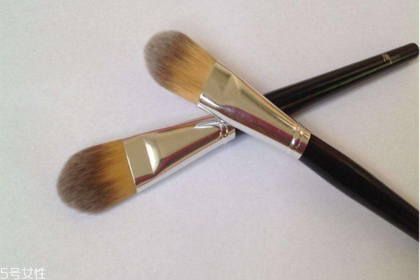 粉底刷怎么用沒(méi)有刷痕 平頭粉底刷使用注意事項(xiàng) 粉底刷怎么用沒(méi)有刷痕 平頭粉底刷使用注意事項(xiàng)