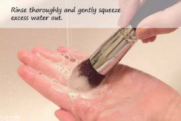 眼影盒里刷怎么用 基礎眼影刷使用方法