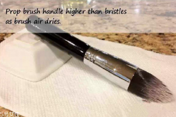 眼影盒里刷怎么用 基礎眼影刷使用方法