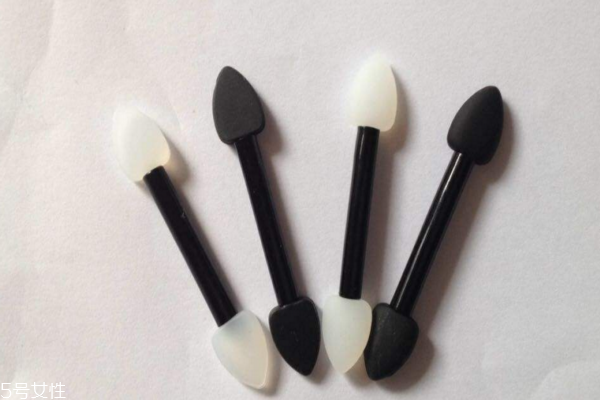 眼影盒里刷怎么用 基礎眼影刷使用方法