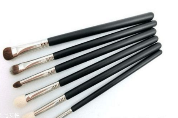 眼影盒里刷怎么用 基礎眼影刷使用方法