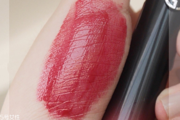 阿瑪尼黑管514是什么顏色 梅子豆沙人見人愛 阿瑪尼黑管514是什么顏色 梅子豆沙人見人愛