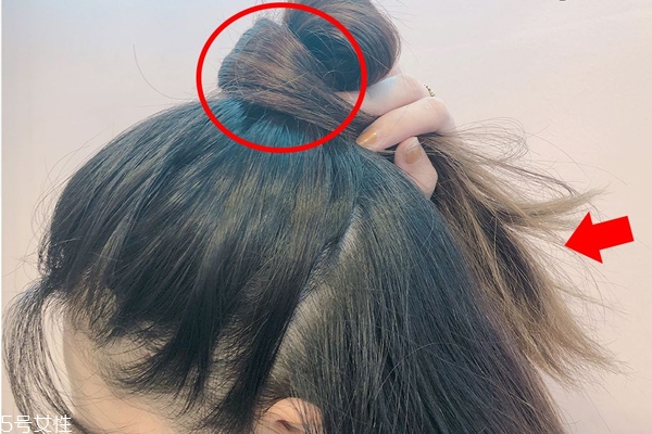 發(fā)量少怎么扎丸子頭 4步打造圓潤(rùn)后腦勺 發(fā)量少怎么扎丸子頭 4步打造圓潤(rùn)后腦勺