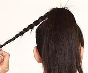 發(fā)量少怎么扎丸子頭 4步打造圓潤(rùn)后腦勺 發(fā)量少怎么扎丸子頭 4步打造圓潤(rùn)后腦勺