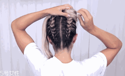 發(fā)量少怎么扎丸子頭 4步打造圓潤(rùn)后腦勺 發(fā)量少怎么扎丸子頭 4步打造圓潤(rùn)后腦勺