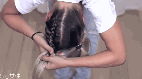 發(fā)量少怎么扎丸子頭 4步打造圓潤(rùn)后腦勺 發(fā)量少怎么扎丸子頭 4步打造圓潤(rùn)后腦勺