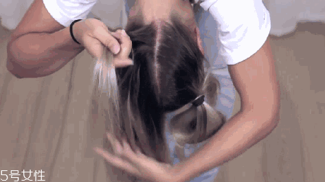 發(fā)量少怎么扎丸子頭 4步打造圓潤(rùn)后腦勺 發(fā)量少怎么扎丸子頭 4步打造圓潤(rùn)后腦勺