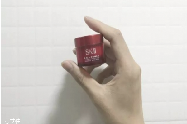 油痘皮適合的護(hù)膚品 油痘肌秋冬護(hù)膚品推薦 油痘皮適合的護(hù)膚品 油痘肌秋冬護(hù)膚品推薦