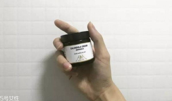 油痘皮適合的護(hù)膚品 油痘肌秋冬護(hù)膚品推薦 油痘皮適合的護(hù)膚品 油痘肌秋冬護(hù)膚品推薦