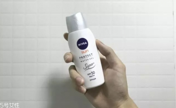 油痘皮適合的護(hù)膚品 油痘肌秋冬護(hù)膚品推薦 油痘皮適合的護(hù)膚品 油痘肌秋冬護(hù)膚品推薦