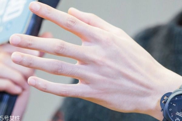 冬天手很粗糙怎么辦 學(xué)會(huì)4招保持滑嫩 冬天手很粗糙怎么辦 學(xué)會(huì)4招保持滑嫩