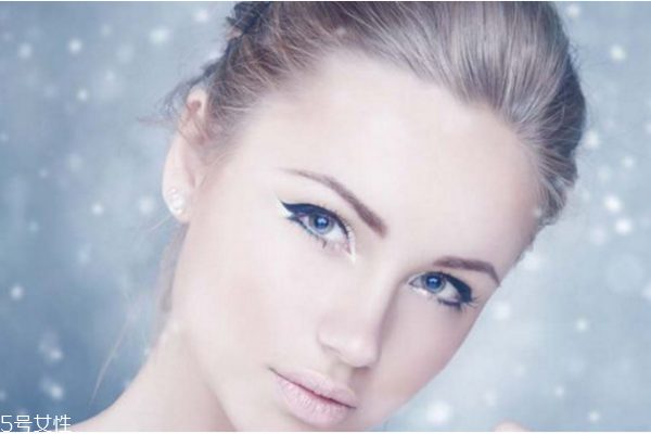 怎樣化妝使臉皮膚變白 天生皮膚偏黑的人這樣化妝