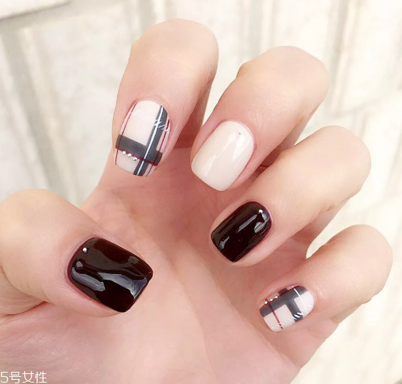 格紋光療美甲圖片 讓指尖的氣質(zhì)發(fā)光發(fā)熱 格紋光療美甲圖片 讓指尖的氣質(zhì)發(fā)光發(fā)熱