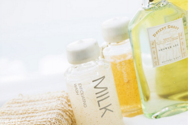 浴鹽可以代替沐浴露嗎 沐浴露好還是沐浴鹽好 浴鹽可以代替沐浴露嗎 沐浴露好還是沐浴鹽好