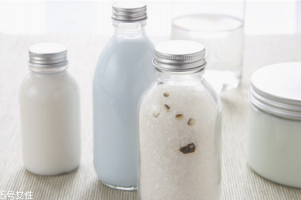 浴鹽可以代替沐浴露嗎 沐浴露好還是沐浴鹽好 浴鹽可以代替沐浴露嗎 沐浴露好還是沐浴鹽好