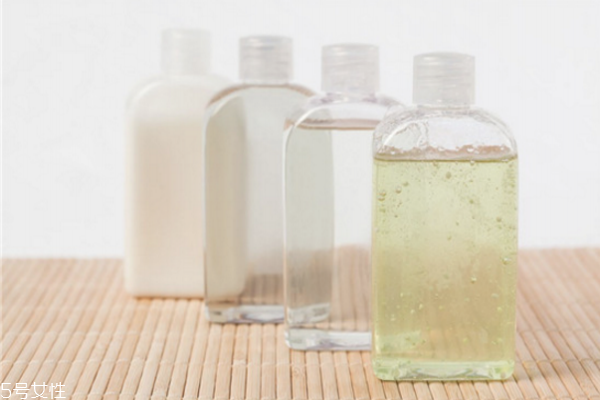 浴鹽可以代替沐浴露嗎 沐浴露好還是沐浴鹽好 浴鹽可以代替沐浴露嗎 沐浴露好還是沐浴鹽好