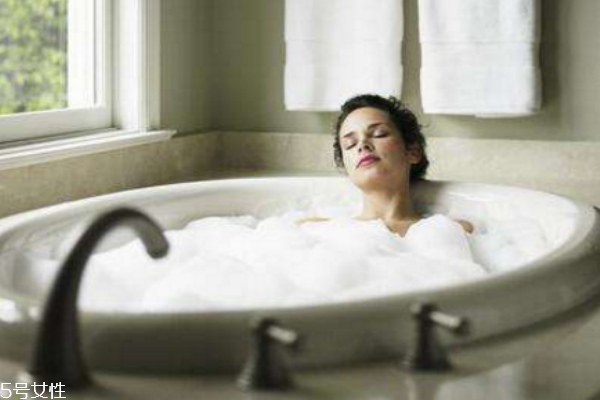 冬天洗澡皮膚干燥瘙癢 冬天洗澡多久合適 冬天洗澡皮膚干燥瘙癢 冬天洗澡多久合適