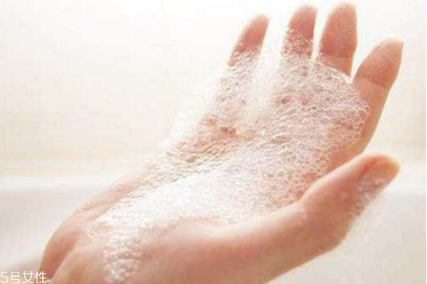 冬天洗澡皮膚干燥瘙癢 冬天洗澡多久合適 冬天洗澡皮膚干燥瘙癢 冬天洗澡多久合適