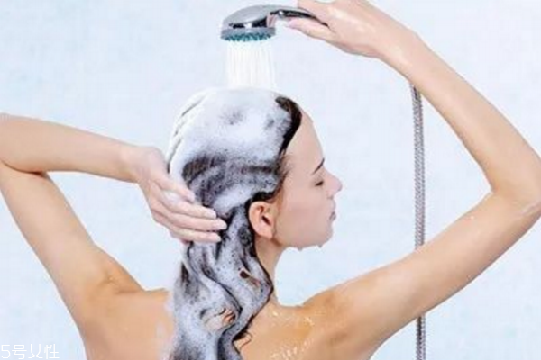 冬天用什么泡澡好 冬天洗澡誤區(qū)必須警惕 冬天用什么泡澡好 冬天洗澡誤區(qū)必須警惕