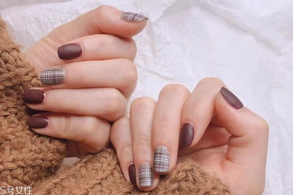 5款時(shí)髦格紋美甲圖片 擁有精致都市白領(lǐng)氣質(zhì) 5款時(shí)髦格紋美甲圖片 擁有精致都市白領(lǐng)氣質(zhì)
