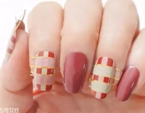 5款時(shí)髦格紋美甲圖片 擁有精致都市白領(lǐng)氣質(zhì) 5款時(shí)髦格紋美甲圖片 擁有精致都市白領(lǐng)氣質(zhì)