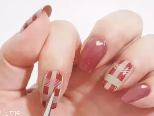 5款時(shí)髦格紋美甲圖片 擁有精致都市白領(lǐng)氣質(zhì) 5款時(shí)髦格紋美甲圖片 擁有精致都市白領(lǐng)氣質(zhì)