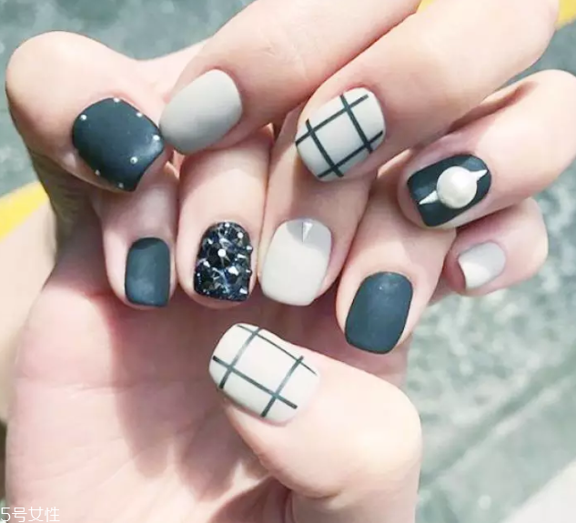 5款時(shí)髦格紋美甲圖片 擁有精致都市白領(lǐng)氣質(zhì) 5款時(shí)髦格紋美甲圖片 擁有精致都市白領(lǐng)氣質(zhì)