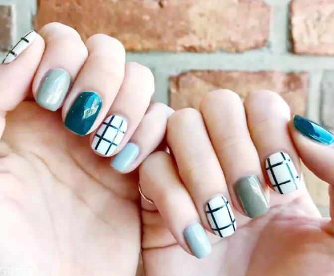 5款時(shí)髦格紋美甲圖片 擁有精致都市白領(lǐng)氣質(zhì) 5款時(shí)髦格紋美甲圖片 擁有精致都市白領(lǐng)氣質(zhì)