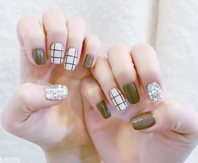5款時(shí)髦格紋美甲圖片 擁有精致都市白領(lǐng)氣質(zhì) 5款時(shí)髦格紋美甲圖片 擁有精致都市白領(lǐng)氣質(zhì)