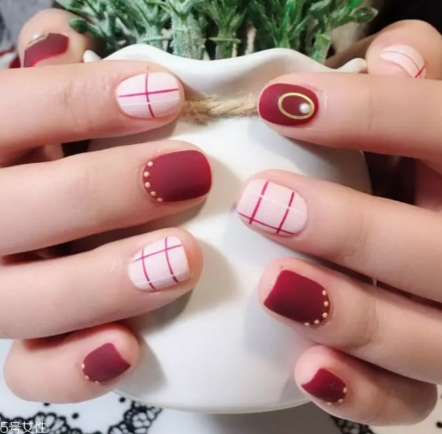 5款時(shí)髦格紋美甲圖片 擁有精致都市白領(lǐng)氣質(zhì) 5款時(shí)髦格紋美甲圖片 擁有精致都市白領(lǐng)氣質(zhì)