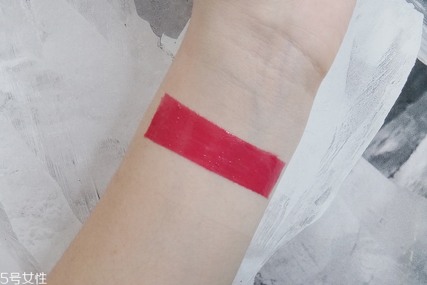 美寶蓮小燈管口紅怎么樣 滋潤(rùn)顯色不撲街 美寶蓮小燈管口紅怎么樣 滋潤(rùn)顯色不撲街