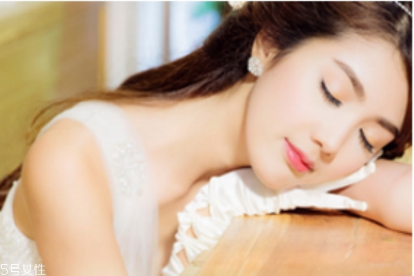 產(chǎn)后坐月子宜采用哪種睡姿 產(chǎn)后坐月子宜采用哪種睡姿