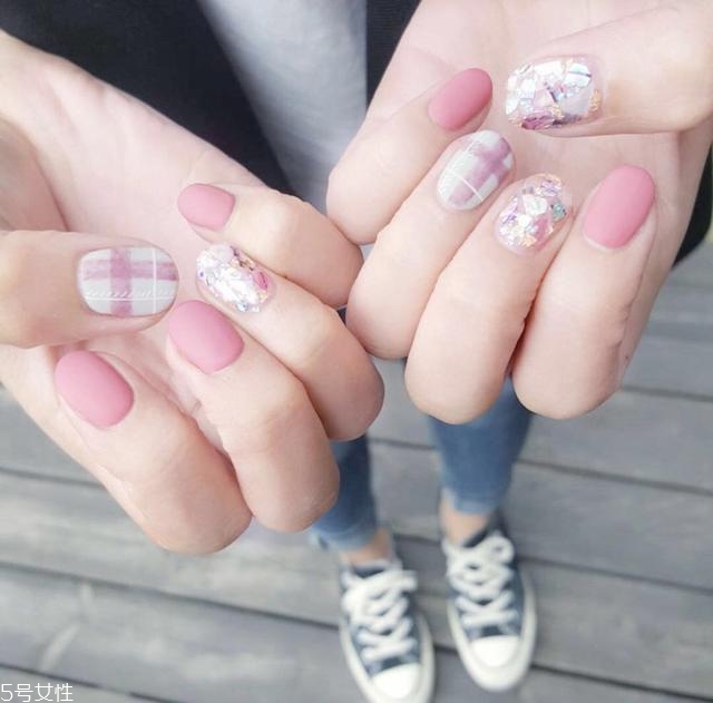 5款時(shí)髦格紋美甲圖片 擁有精致都市白領(lǐng)氣質(zhì) 5款時(shí)髦格紋美甲圖片 擁有精致都市白領(lǐng)氣質(zhì)