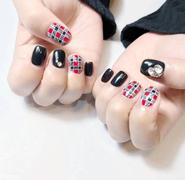 5款時(shí)髦格紋美甲圖片 擁有精致都市白領(lǐng)氣質(zhì) 5款時(shí)髦格紋美甲圖片 擁有精致都市白領(lǐng)氣質(zhì)