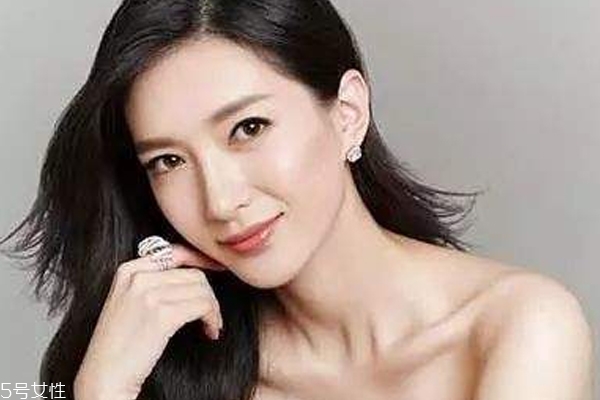 發(fā)量多適合染什么顏色 這些色有收縮視覺感 發(fā)量多適合染什么顏色 這些色有收縮視覺感