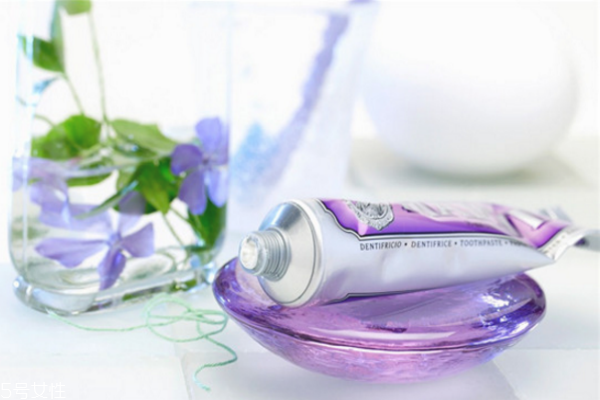 牙膏洗臉的正確方法 用牙膏洗臉六大好處 牙膏洗臉的正確方法 用牙膏洗臉六大好處