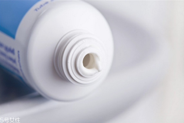 牙膏洗臉的正確方法 用牙膏洗臉六大好處 牙膏洗臉的正確方法 用牙膏洗臉六大好處