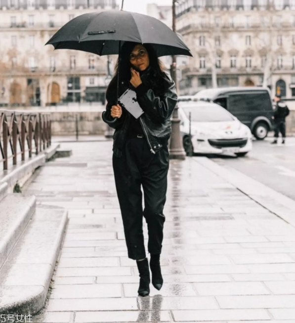 秋冬女生皮衣怎么穿好看 女生皮衣秋冬穿搭 秋冬女生皮衣怎么穿好看 女生皮衣秋冬穿搭