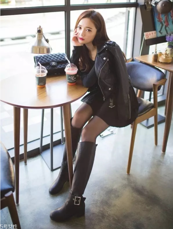 秋冬女生皮衣怎么穿好看 女生皮衣秋冬穿搭 秋冬女生皮衣怎么穿好看 女生皮衣秋冬穿搭