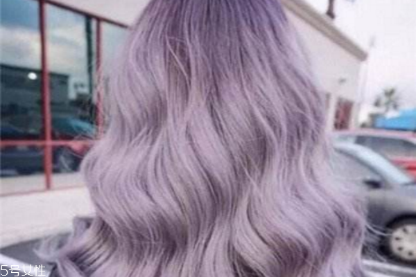 染發(fā)和燙發(fā)可以同時進行嗎 染發(fā)和燙發(fā)間隔時間 染發(fā)和燙發(fā)可以同時進行嗎 染發(fā)和燙發(fā)間隔時間