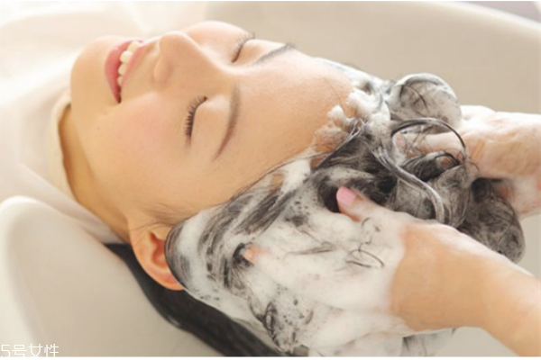 染發(fā)和燙發(fā)一般多少錢 燙染后日常護(hù)理方法 染發(fā)和燙發(fā)一般多少錢 燙染后日常護(hù)理方法