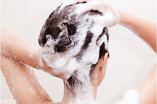 染發(fā)和燙發(fā)一般多少錢 燙染后日常護(hù)理方法 染發(fā)和燙發(fā)一般多少錢 燙染后日常護(hù)理方法