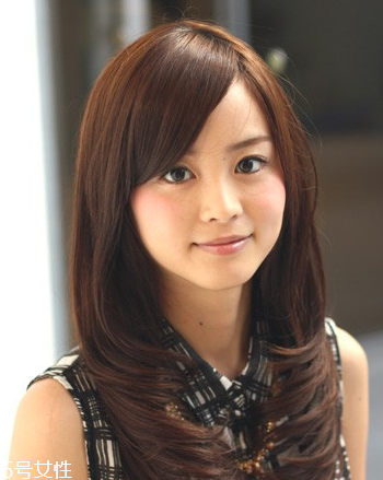 燙頭后怎樣護(hù)理打理頭發(fā) 理發(fā)店?duì)C發(fā)染發(fā)的5大危害 燙頭后怎樣護(hù)理打理頭發(fā) 理發(fā)店?duì)C發(fā)染發(fā)的5大危害