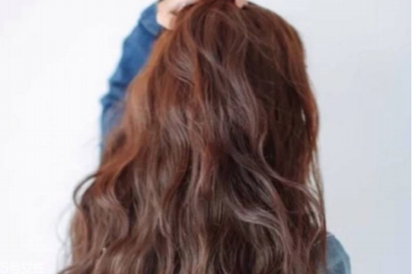 燙染后掉發(fā)怎么辦 染燙后掉頭發(fā)解決方法 燙染后掉發(fā)怎么辦 染燙后掉頭發(fā)解決方法