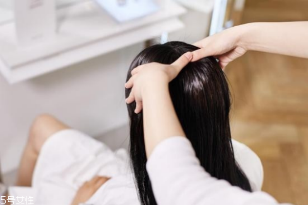 燙染后掉發(fā)怎么辦 染燙后掉頭發(fā)解決方法 燙染后掉發(fā)怎么辦 染燙后掉頭發(fā)解決方法